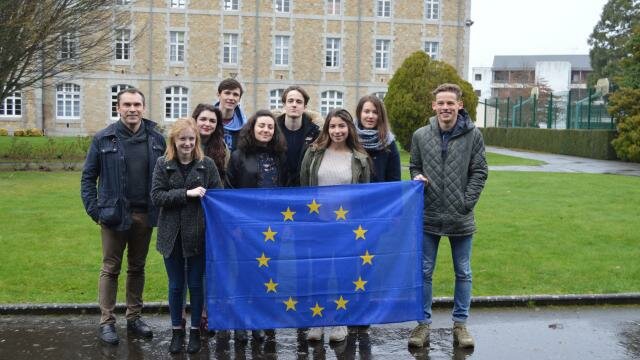 guingamp-des-ados-de-notre-dame-defendent-l-europe