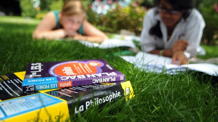 ©PHOTOPQR/LA MONTAGNE/thierry Lindauer - bac, baccalaureat, revision de l epreuve de philosophie sur les pelouses du jardin lecoq pour allison et marine (eleves de terminale au lycee massillon), clermont ferrand le 17 juin 2009 (MaxPPP TagID: maxstockworld128147.jpg) [Photo via MaxPPP]